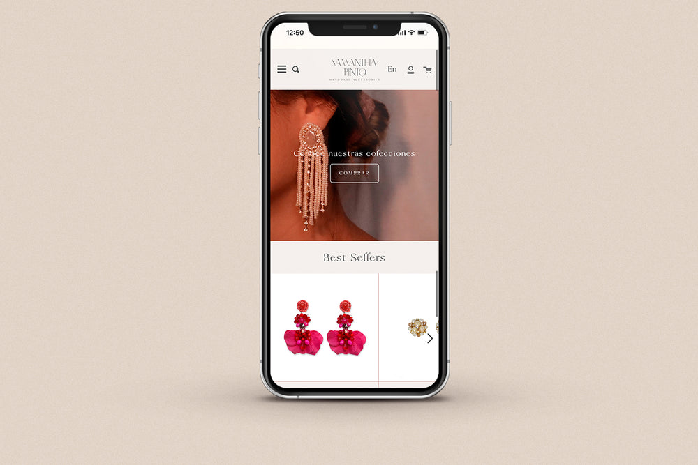 Imagen de un iphone con la web de Samantha Pinto en su pantalla.