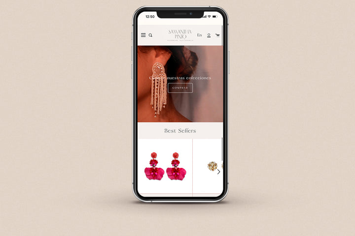 Imagen de un iphone con la web de Samantha Pinto en su pantalla.