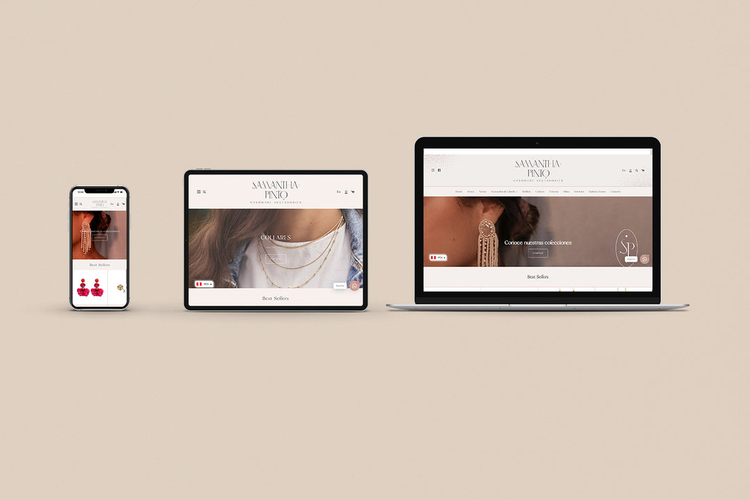 Un Iphone, un Ipad y una laptop mostrando cada uno el inicio de la página web de Samantha Pinto. Los tres dispositivos están uno al lado del otro sobre un fondo color entero beige. 