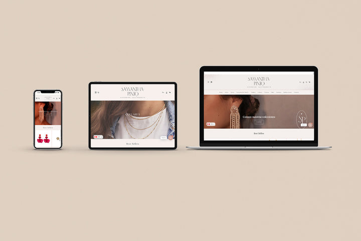 Un Iphone, un Ipad y una laptop mostrando cada uno el inicio de la página web de Samantha Pinto. Los tres dispositivos están uno al lado del otro sobre un fondo color entero beige. 