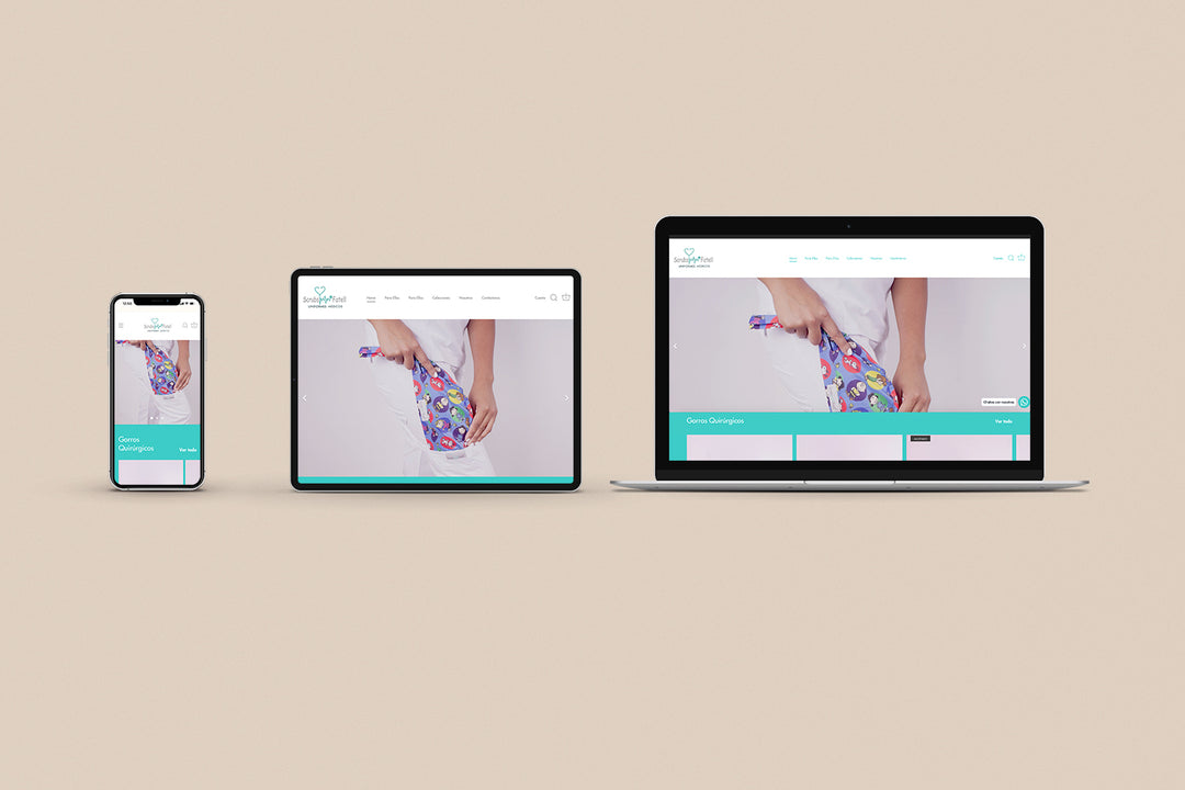 Un Iphone, un Ipad y una laptop mostrando cada uno el inicio de la página web de Scrubs Fatell. Los tres dispositivos están uno al lado del otro sobre un fondo color entero beige. 