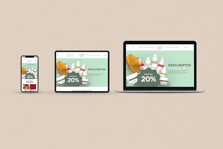 Un Iphone, un Ipad y una laptop mostrando cada uno el inicio de la página web de The Garden Project. Los tres dispositivos están uno al lado del otro sobre un fondo color entero beige. 