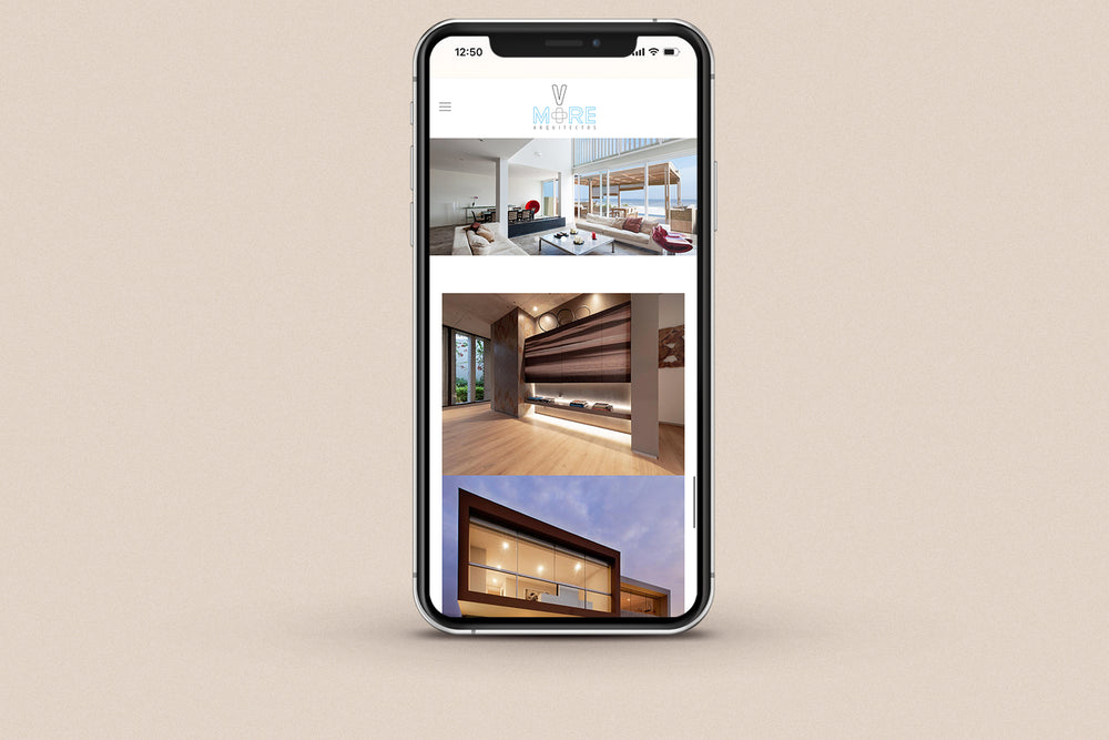 Imagen de un iphone con la web de Valerie More en su pantalla.