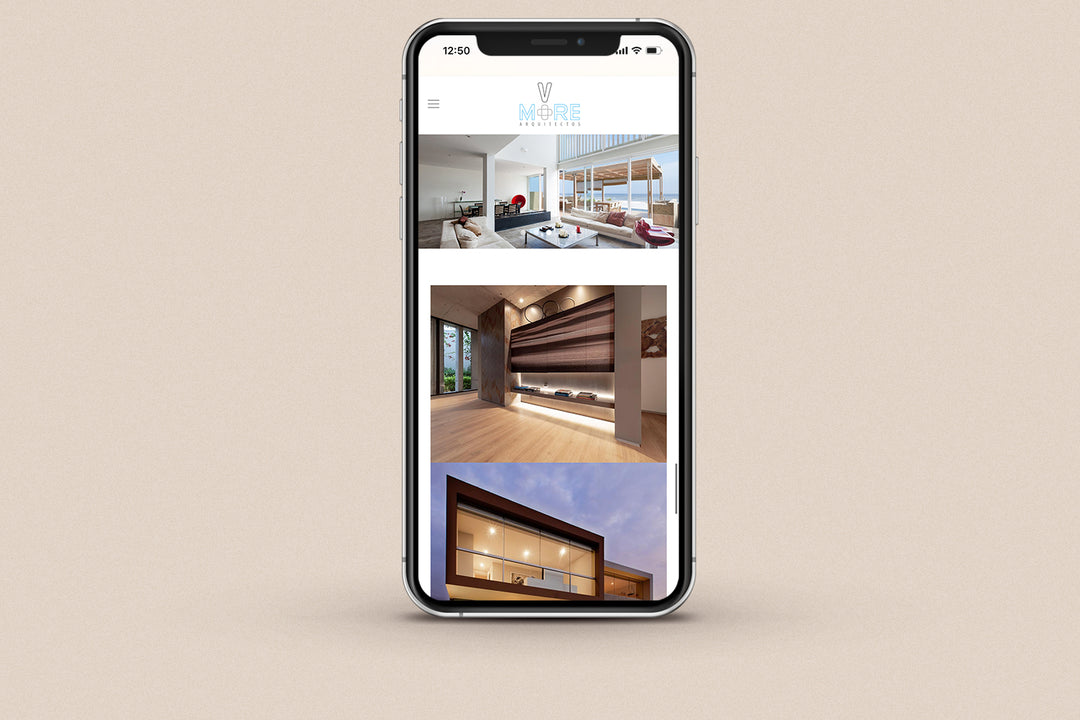 Imagen de un iphone con la web de Valerie More en su pantalla.