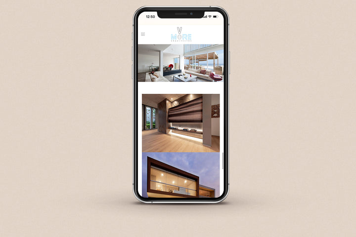Imagen de un iphone con la web de Valerie More en su pantalla.