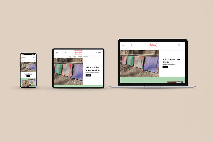 Un Iphone, un Ipad y una laptop mostrando cada uno el inicio de la página web de Verqui. Los tres dispositivos están uno al lado del otro sobre un fondo color entero beige. 