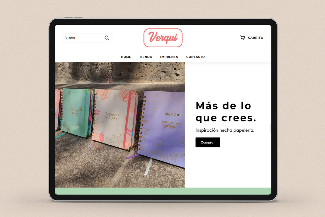 Imagen de un ipad con la web de  Verqui en su pantalla.