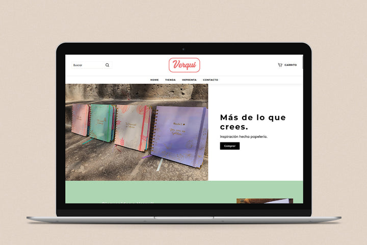Imagen de una laptop con la web de  Verqui en su pantalla.