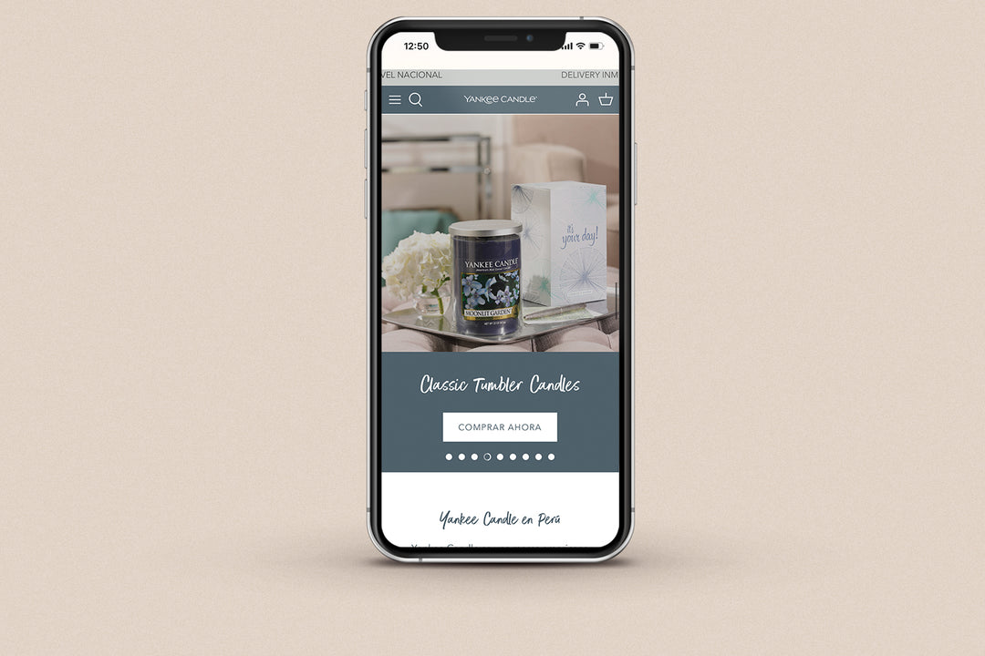 Imagen de un iphone con la web de  Yankee Candle en su pantalla.