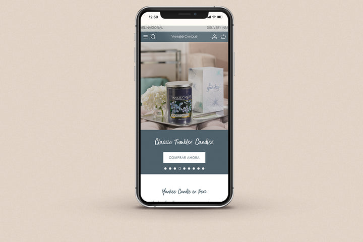 Imagen de un iphone con la web de  Yankee Candle en su pantalla.