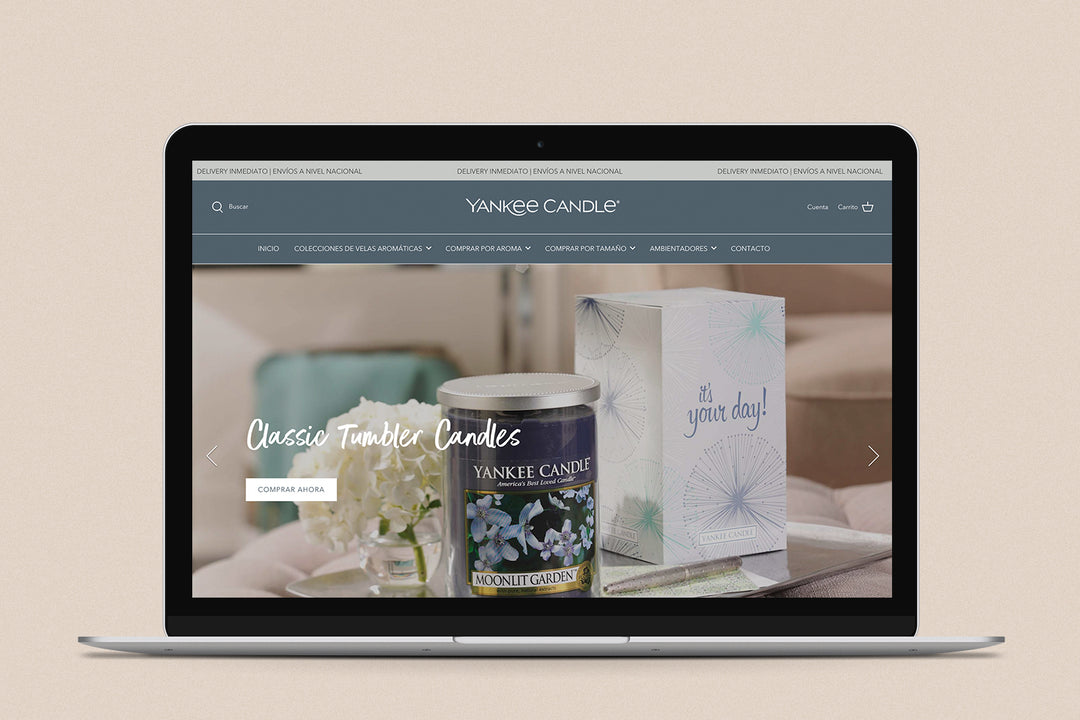 Imagen de una laptop con la web de  Yankee Candle en su pantalla.